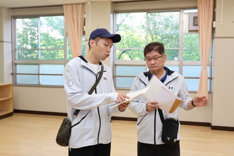 2026名古屋亞運9月登場，運動部、國訓中心及運科中心合作設置3處中繼站，其中名古屋區中繼站設置在御園小學，運動部長李洋（左）、常務次長洪志昌（右）20日場勘，交換意見。（中華奧會提供）中央社記者黎建忠傳真　115年4月20日