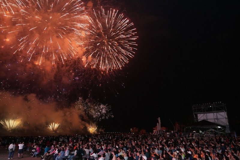2026澎湖國際海上花火節5月4日登場，20日晚間在馬公觀音亭園區試放10分鐘，大批民眾齊聚，搶先感受夏日花火魅力。（澎湖縣政府提供）中央社　115年4月20日