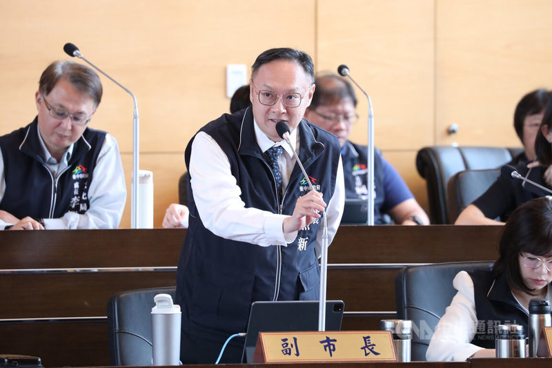 台中市副市長鄭照新（前左）20日列席市議會備詢，有關台中市有補教師涉及偷拍案卻仍執教，他認為，不適任人員通報系統應開放所有人查詢，性犯罪者的個資不需被保障。中央社記者趙麗妍攝　115年4月20日