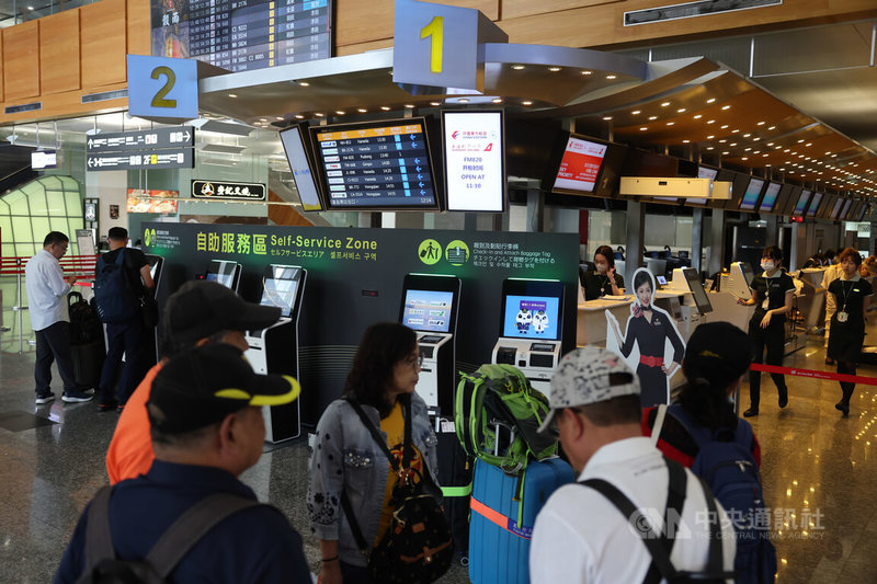 中共中央台辦發布10項對台措施，包括恢復兩岸空中客運直航。商總理事長許舒博20日率旅行、旅館、食品、糕餅、水果、遊覽車等產業代表舉辦記者會，呼籲台灣政府盡速啟動「小兩會」協商，擴大航線與航點，以便利民眾出行並促進觀光交流。圖為民眾在台北松山機場中國東方航空櫃檯報到。中央社記者趙世勳攝　115年4月20日