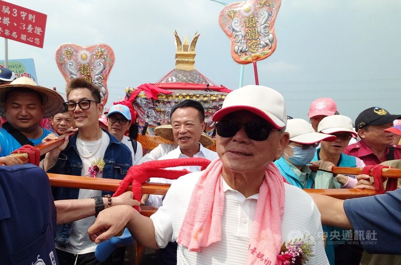 台中大甲鎮瀾宮媽祖9天8夜遶境進香活動，20日下午抵達嘉義新港崙子橋，嘉義縣長翁章梁（左3）、歌手任賢齊（左2）等人一同接駕。中央社記者蔡智明攝　115年4月20日