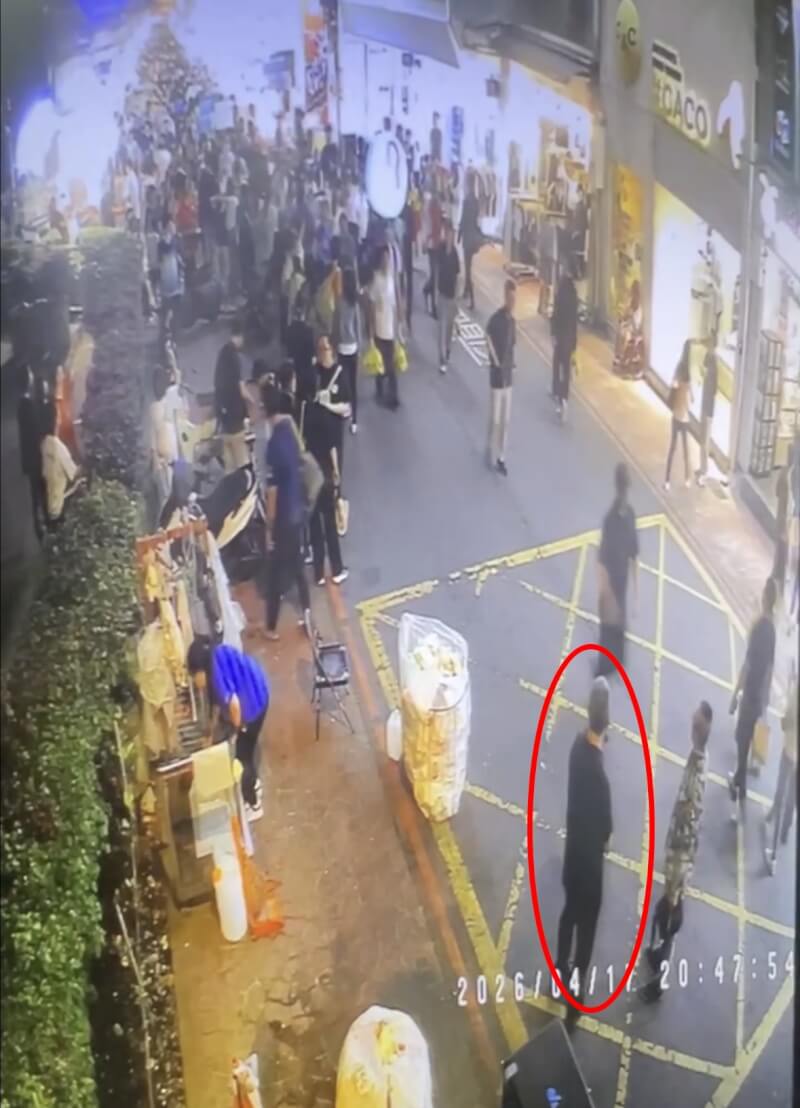 台中市第六分局長周俊銘（紅圈者）17日在民眾黨於逢甲夜市掃街時值勤。（台中市政府警察局提供）