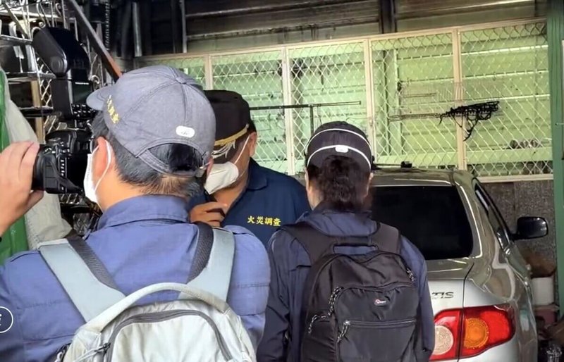 嘉義市大雅路二段1間透天厝19日發生火警，翁姓夫婦及5歲女兒不治，檢警20日相驗，消防局火調人員到場勘驗鑑定，釐清火災經過情形。（民眾提供）中央社記者黃國芳傳真　115年4月20日