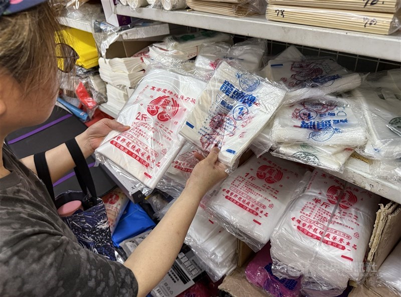 圖為民眾在賣場選購塑膠袋。（中央社檔案照片）