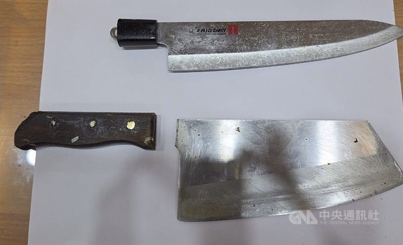 新北市板橋區中正路巷弄20日上午發生一名婦女手持菜刀並當街揮舞，警方獲報到場，在制止無效下，將其壓制管束，強制送醫治療。（翻攝照片）中央社記者王鴻國傳真　115年4月20日