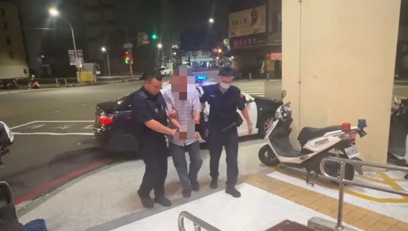 7旬王姓老翁19日晚上酒後搭乘高雄捷運，在車廂內與其他乘客發生糾紛，涉持折疊刀作勢恐嚇，遭警方依恐嚇公眾罪現行犯逮捕，並帶回釐清案情。（高雄市政府警察局三民第一分局提供）中央社記者張已亷傳真　115年4月20日