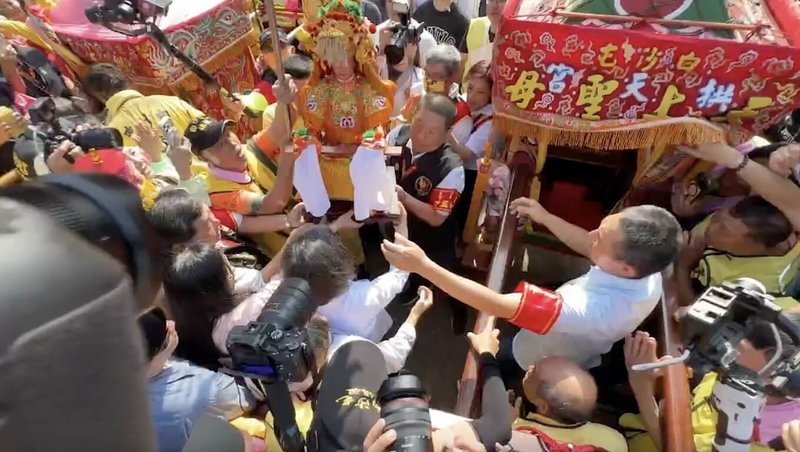 苗栗通霄白沙屯拱天宮媽祖徒步往北港進香活動，20日上午在通霄秋茂園空地完成「換轎」儀式，是回程途中第一次見到媽祖的機會。（民眾提供）中央社記者管瑞平傳真　115年4月20日