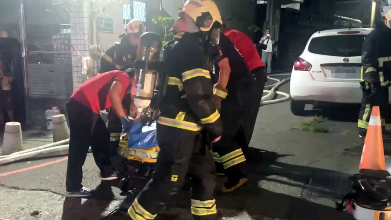 嘉義市消防局19日晚上8時據報，指大雅路二段一處巷內民宅發生火警，消防人車趕抵現場灌救，火警波及其他2戶民宅，並造成住戶3人不幸身亡。（民眾提供）中央社記者黃國芳傳真　115年4月20日