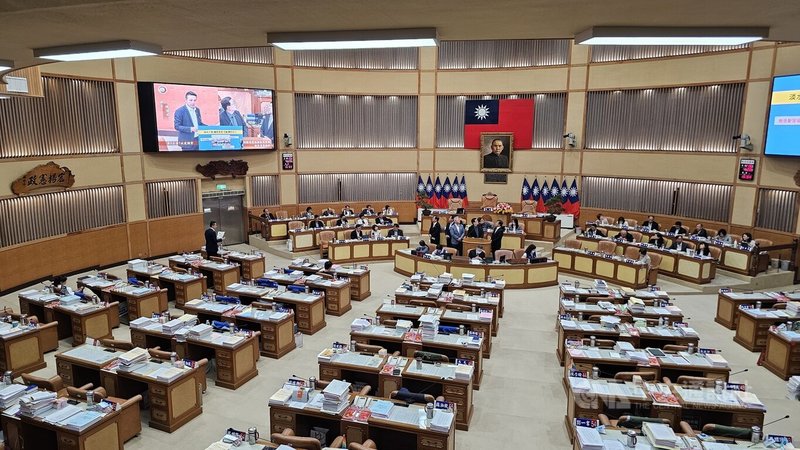 新北市議會20日進行業務質詢，多名議員針對淡江大橋機車道問題提出質疑，希望市府向中央反映改善，以保障通行安全。中央社記者王鴻國攝　115年4月20日