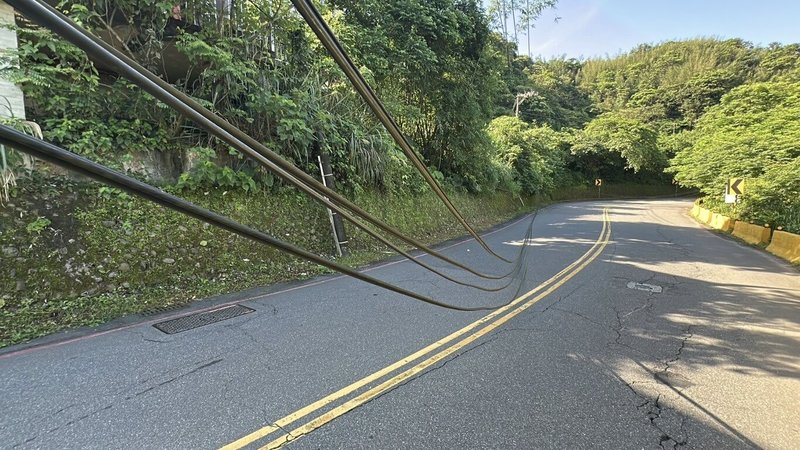 崇法街為基隆市信義區重要聯外道路，是深澳坑地區居民往返市區的要道，20日上午發生纜線垂落，相關單位先行剪除纜線，上午9時10分恢復通車。（讀者提供）中央社記者王朝鈺傳真　115年4月20日
