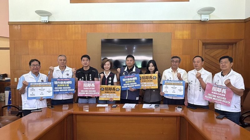 國民黨宜蘭縣長參選人吳宗憲（左5）20日舉行記者會，提出每月交通費補助新台幣1500元、每年自強活動費補助3000元等5項補助鄰長方案政見，盼將照顧基層做得更全面。（吳宗憲競選辦公室提供）中央社記者王朝鈺傳真　115年4月20日