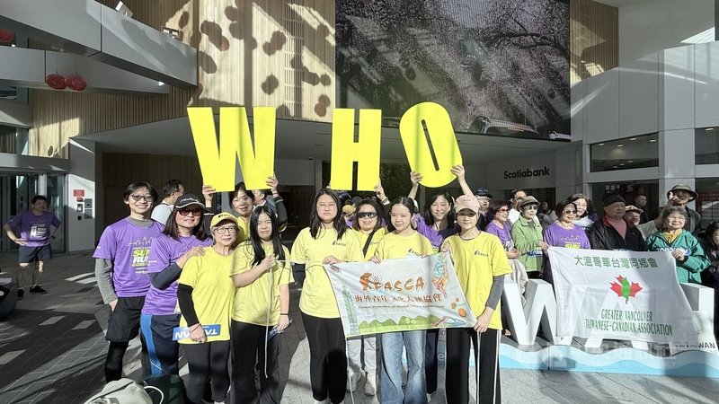 溫哥華太陽長跑19日舉行，18歲的台裔青年吳昱廷（後排左1）是第8年參加。他表示很開心看到海外青年文化大使協會的多位年輕人也參加路跑活動，大家一起為台灣加油。中央社記者程愛芬溫哥華攝　115年4月20日