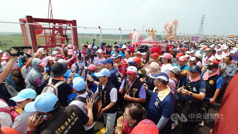 台中大甲鎮瀾宮媽祖9天8夜遶境進香，20日下午抵達嘉義新港，萬人空巷迎接媽祖。中央社記者蔡智明攝　115年4月20日