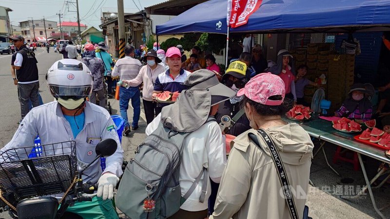 隨同大甲媽遶境進香的信眾，20日上午陸續進入嘉義縣新港鄉，沿途鄉親熱情提供炒麵、草仔粿、西瓜、肉粽、豆花、紅豆餅、解渴飲料供信眾補充體力。中央社記者蔡智明攝　115年4月20日