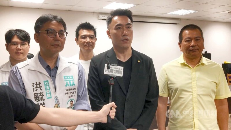 民眾黨立委洪毓祥（前左）、國民黨立委林沛祥（前中）20日前往基隆區漁會，聽取漁業署針對「八斗子漁港突堤碼頭興建工程」簡報，並與基隆區漁會理事長簡建輝（右）一同接受媒體訪問。中央社記者王朝鈺攝　115年4月20日