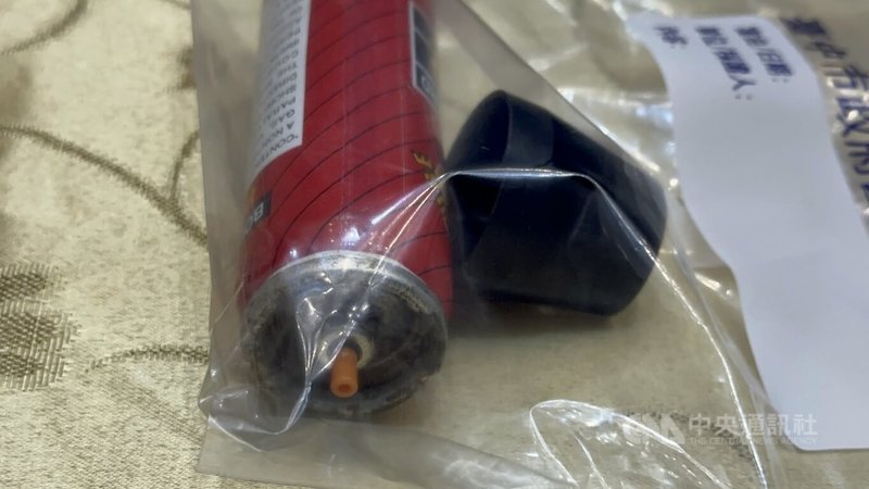 台中市政府警察局20日舉行記者會表示，經調查為第六分局長周俊銘朝地面噴灑辣椒水釀禍。圖為噴頭生鏽情形。中央社記者趙麗妍攝　115年4月20日