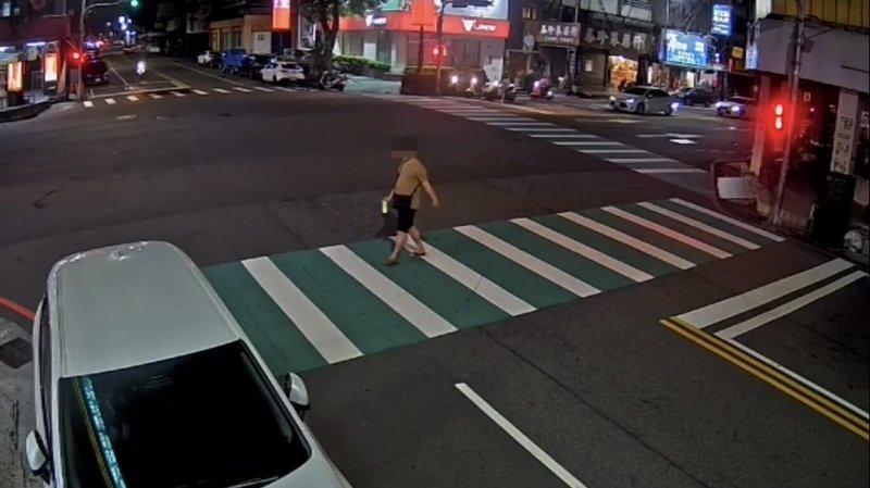 台中市警察局第六分局員警19日晚間在西屯區青海路與重慶路口，攔查1名闖紅燈穿越斑馬線的男子，在確認身分時，遭男子出言辱罵及激烈反抗，致員警受傷，幸好現場民眾見狀協助制止，支援警力到場後，順利將林男壓制逮捕送辦。（民眾提供）中央社記者郝雪卿傳真  115年4月20日