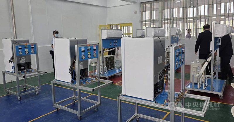 法務部矯正署澎湖監獄20日舉行「冷凍空調職業訓練班」揭牌暨捐贈儀式，由國際扶輪3502地區桃園福德扶輪社挹注資源，捐贈冷凍空調相關設備，協助建置完善的職訓場地。中央社  115年4月20日