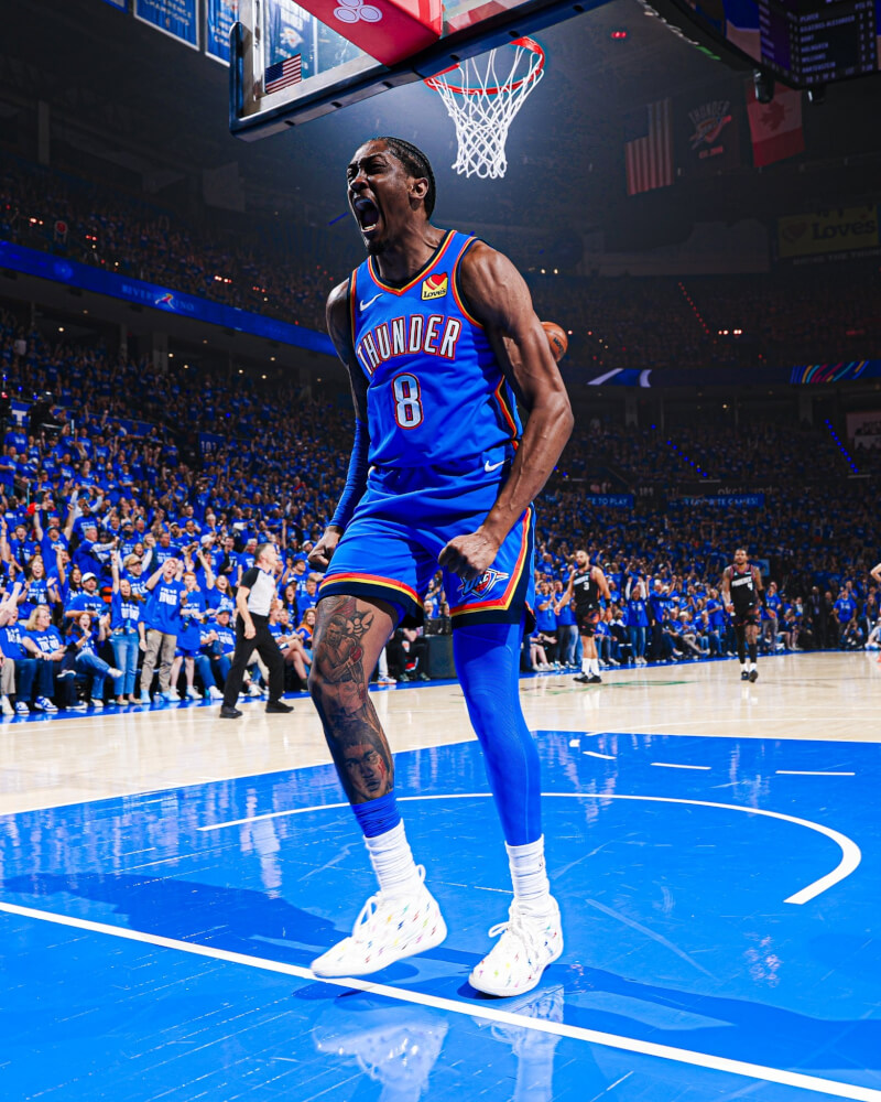 美國職籃NBA季後賽首輪，衛冕軍奧克拉荷馬雷霆19日以119比84痛擊鳳凰城太陽，威廉斯贏球後吶喊。（圖取自x.com/okcthunder）