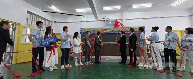 法務部矯正署澎湖監獄為提升收容人職業訓練環境，並強化專業技能之養成，首度開設「冷凍空調職業訓練班」，20日舉行揭牌暨捐贈儀式。中央社  115年4月20日