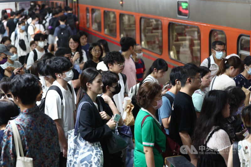 圖為台鐵月台乘車人潮。（中央社檔案照片）