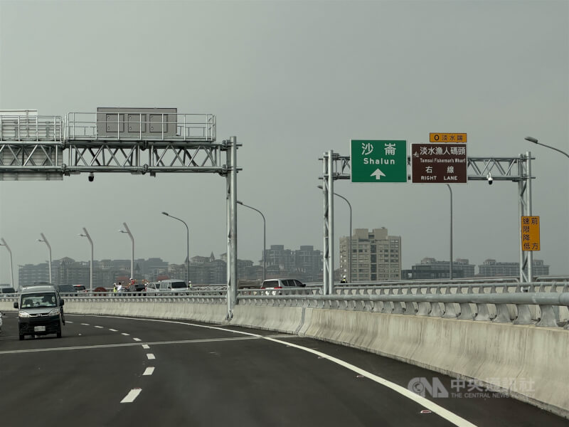 淡江大橋通車在即，八里往淡水的路牌指示安裝就緒。（中央社檔案照片）