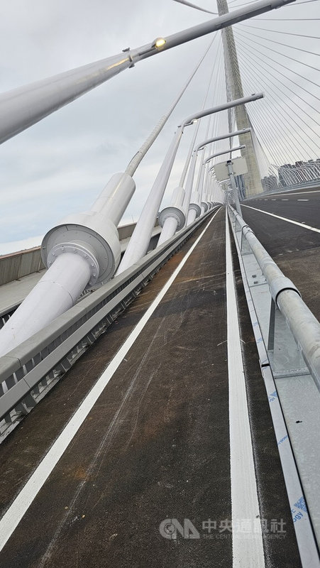 淡江大橋將於5月12日通車，但外界質疑機車道有過窄及安全圍籬過高等問題，可能影響通行安全。中央社記者王鴻國攝　115年4月20日