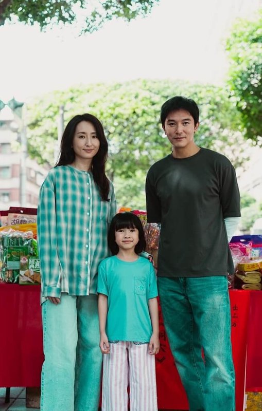 心理驚悚電影「洞穴」開鏡儀式20日舉行，演員邱澤（右）、柯佳嬿（左）相隔11年再度合體，從過去觀眾熟悉的「螢幕情侶」升級為夫妻，片中面對搬入凶宅後接連發生的怪事。（華納兄弟提供）中央社記者洪素津傳真　115年4月20日