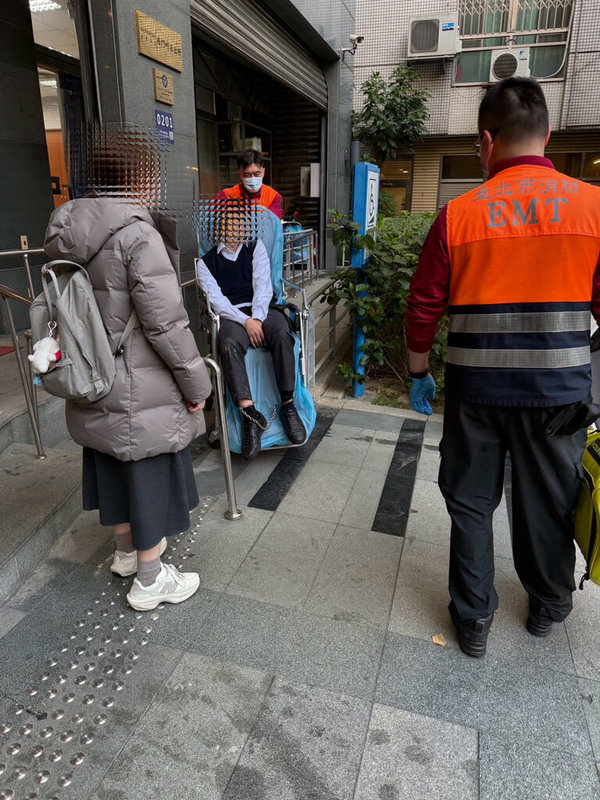 媒體報導，杜姓男子（左2）日前騎機車返家途中因腦出血不適在街邊嘔吐，卻遭警方懷疑酒駕強扣、延誤送醫。台北市警察局萬華分局20日表示，期間曾6次詢問是否就醫未獲回應，全案已報台北地檢署偵辦，將視結果究責。（無黨籍台北市議員徐立信提供）中央社記者黃麗芸傳真　115年4月20日