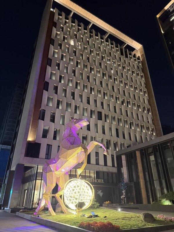 桃園市政府觀光旅遊局說，2026桃園燈會主燈「飛馬耀桃園」由登瑞集團旗下的千塘行旅接手，將一次性節慶裝置轉化為長期的公共藝術資產。（桃園市政府觀光旅遊局提供）中央社記者吳睿騏桃園傳真　115年4月20日