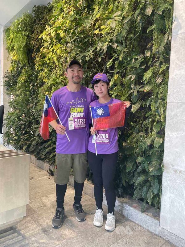 台僑林國輝和李佳蓉夫婦手拿國旗參加溫哥華太陽長跑活動，並表示WHO是為全世界人民健康生活而設立的組織，理應讓台灣加入。中央社記者程愛芬溫哥華攝　115年4月20日