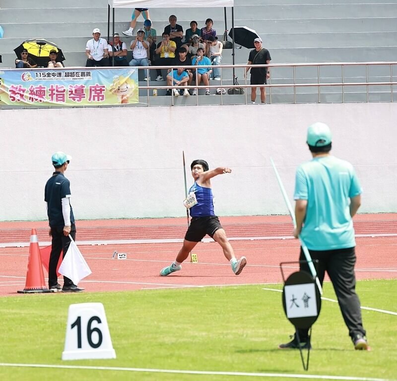 花蓮光復國中選手田佳恩（中）在115年全中運男子標槍項目奪得金牌，這面金牌得來不易，因去年光復洪災後器材幾乎全毀，標槍只剩下1支，5、6名選手輪流使用；田佳恩還受傷，所幸門諾醫院提供運動防護，助他奪得佳績。（門諾醫院提供）中央社記者李先鳳傳真　115年4月20日