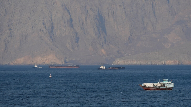圖為18日在荷莫茲海峽航行的船隻及油輪。（路透社）