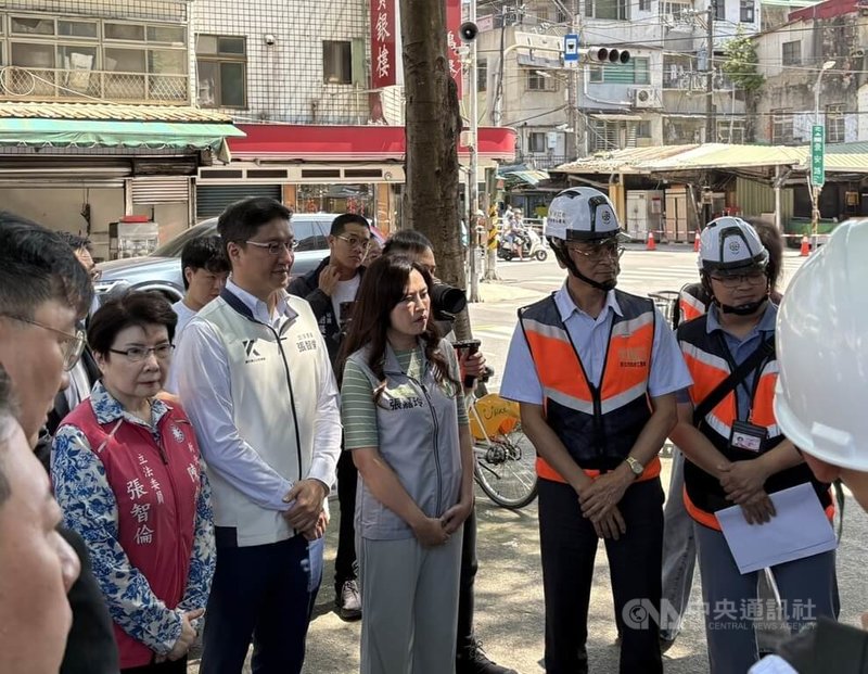 立法院內政委員會20日前往新北市中和區考察，國民黨立委張智倫（左2白背心）、新北市議員陳錦錠（左1紅背心）及民進黨議員張嘉玲（左3），到場關切景安路人行道改善工程。中央社記者曹亞沿攝　115年4月20日