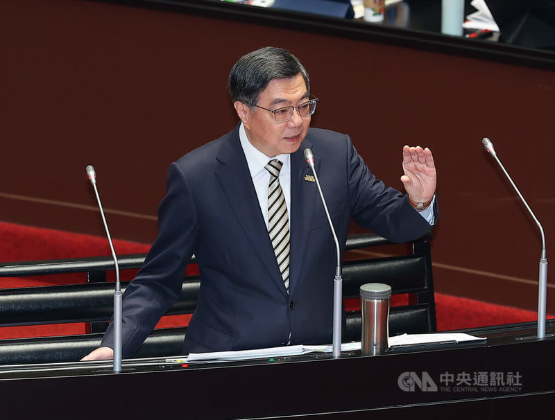 立委21日質詢時提台鐵建設，行政院長卓榮泰（圖）表示，如果他可以選擇，希望都會區地下化、跨縣區高架化，這會是國家大大的進步。中央社記者謝佳璋攝  115年4月21日