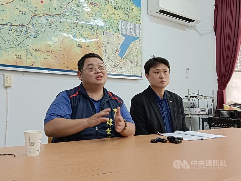 民進黨基隆市長參選人、議長童子瑋兩度入校關心營養午餐引起關注，國民黨基隆市黨部副發言人黃博源（右）、國民黨基隆市議員韓世昱（左）21日舉行記者會表示，校園應維持政治中立，避免政治活動介入，童子瑋屢次進入校園與學生互動，已引發社會關注與校方執行壓力，呼籲立即停止。中央社記者王朝鈺攝　115年4月21日