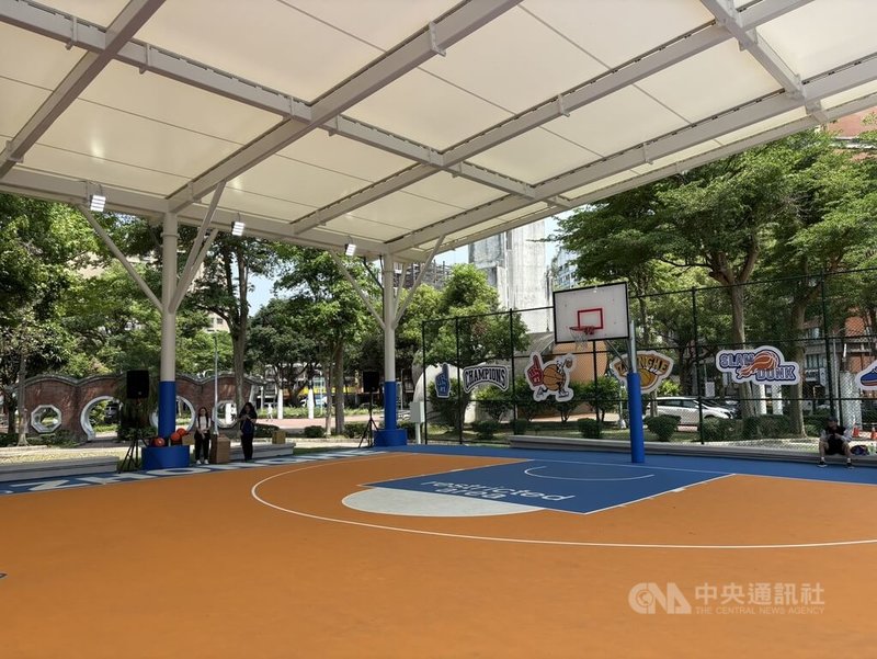 新北中和四號公園首座天幕籃球場21日正式啟用，天幕採薄膜材質及單斜式設計，可阻隔紫外線、降低西曬高溫，同時加裝燈組加強夜間照明。中央社記者曹亞沿攝　115年4月21日