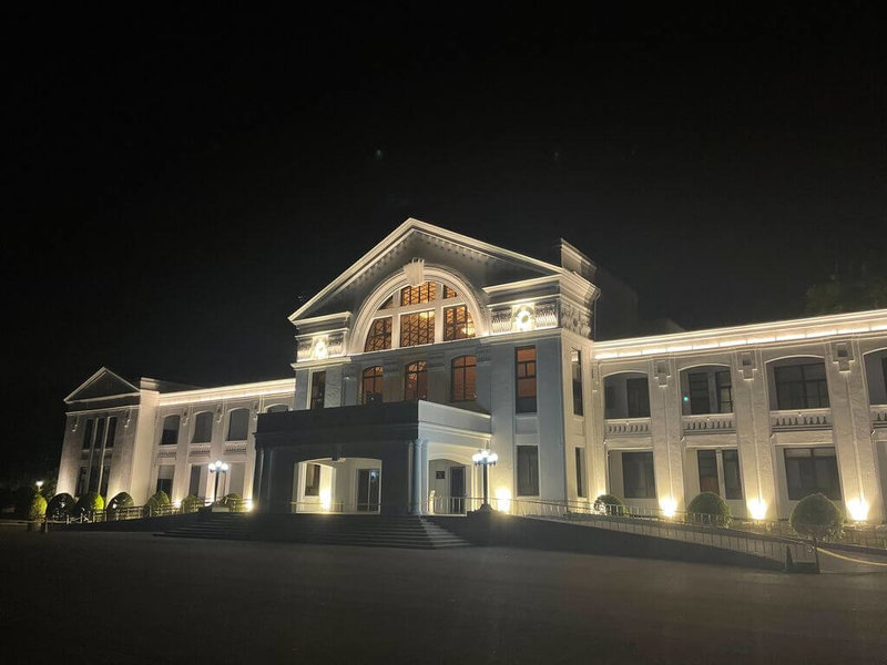 國發會21日表示，有「小白宮」之稱的中興會堂，從啟動耐震詳評、修復及再利用計畫、規劃設計到修復工程，歷經6年多、投入新台幣1億餘元，近日已完工，不僅強化建物耐震韌性，更結合夜間建築照明設計，成為中興新村夜間觀光新亮點。（國發會提供）中央社記者趙敏雅傳真　115年4月21日