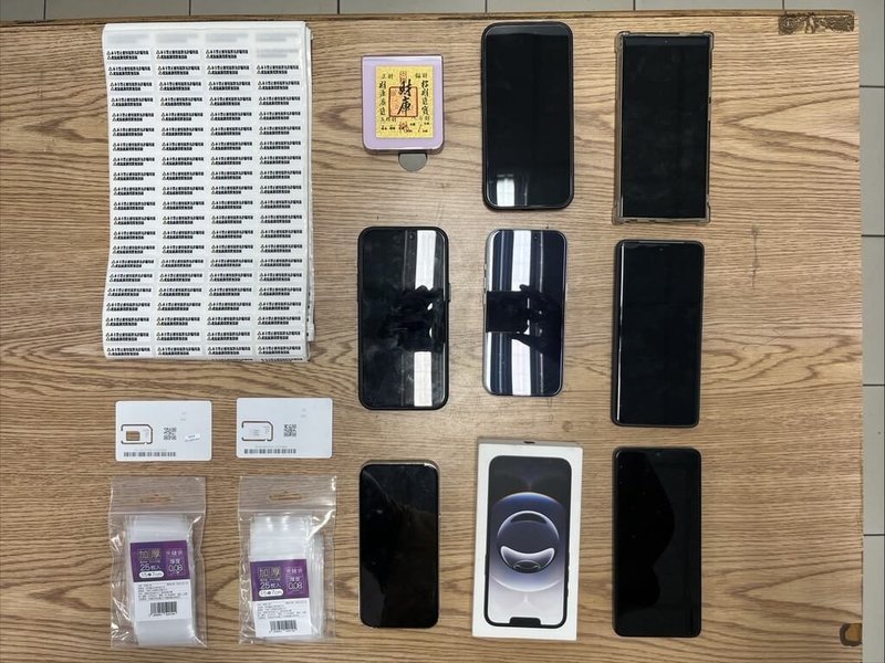 楊姓電信卡商涉嫌向多名外籍移工收購門號，供詐團假冒檢警致電被害人，稱普發1萬元現金將遭人盜領，藉此得手被害人提款卡，再盜領新台幣68萬餘元；楊男訊後遭橋檢聲押獲准。圖為檢警扣押犯罪手機及電話卡。（橋頭地檢署提供）中央社記者張已亷傳真　115年4月21日