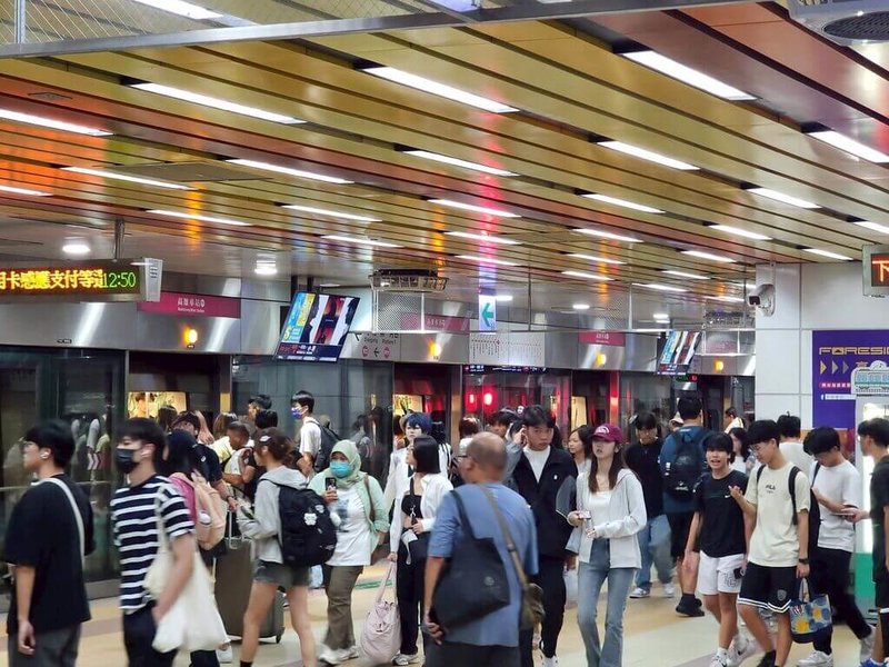 高雄捷運公司21日公布統計數據指出，高雄捷運紅、橘線及輕軌，2026年第1季日均運量已突破24萬人次。（高雄捷運公司提供）中央社記者蔡孟妤傳真　115年4月21日