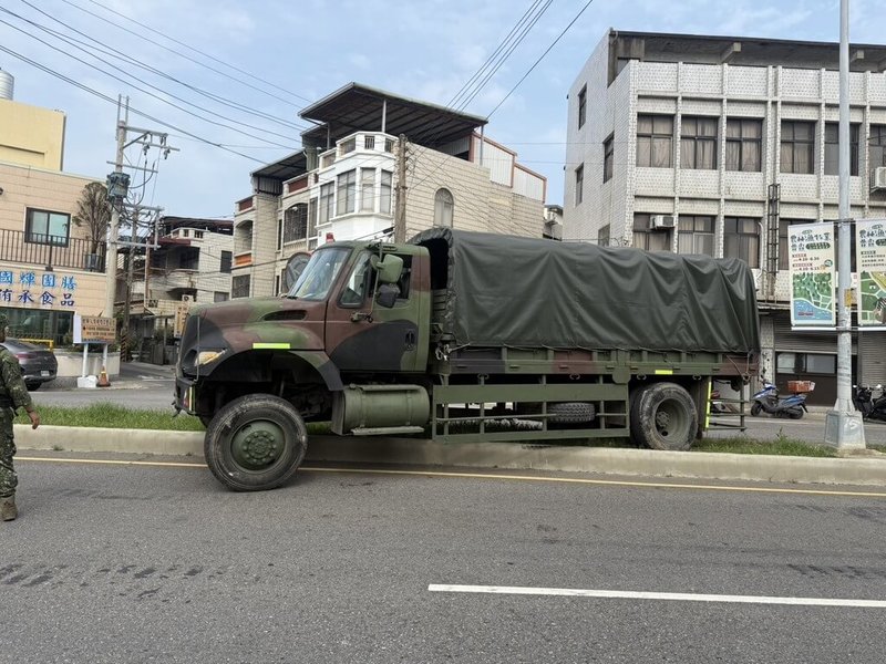 1輛軍用卡車21日上午行經頭份市永貞路段，疑似過彎不慎，失控衝上中央分隔島，撞歪反射鏡。警方表示，駕駛陳姓女中士酒測值零，事故未造成人員傷亡。（警方提供）中央社記者管瑞平傳真　115年4月21日
