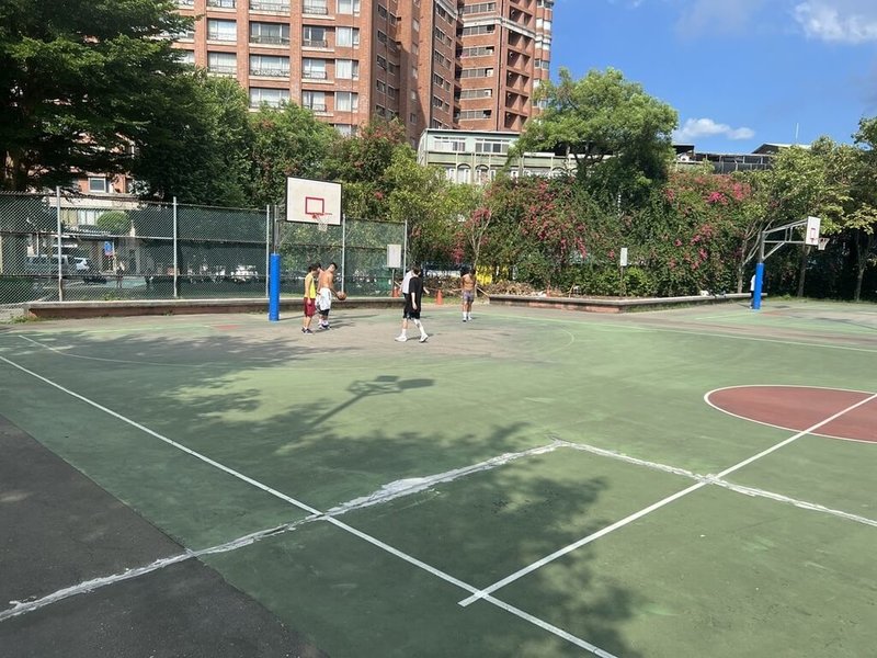 新北中和四號公園是打球熱門場地，但因長年使用地面產生裂縫、平整度不佳，區公所推動改善工程換新鋪面、增建天幕。圖為施工前球場狀況。（中和區公所提供）中央社記者曹亞沿傳真　115年4月21日