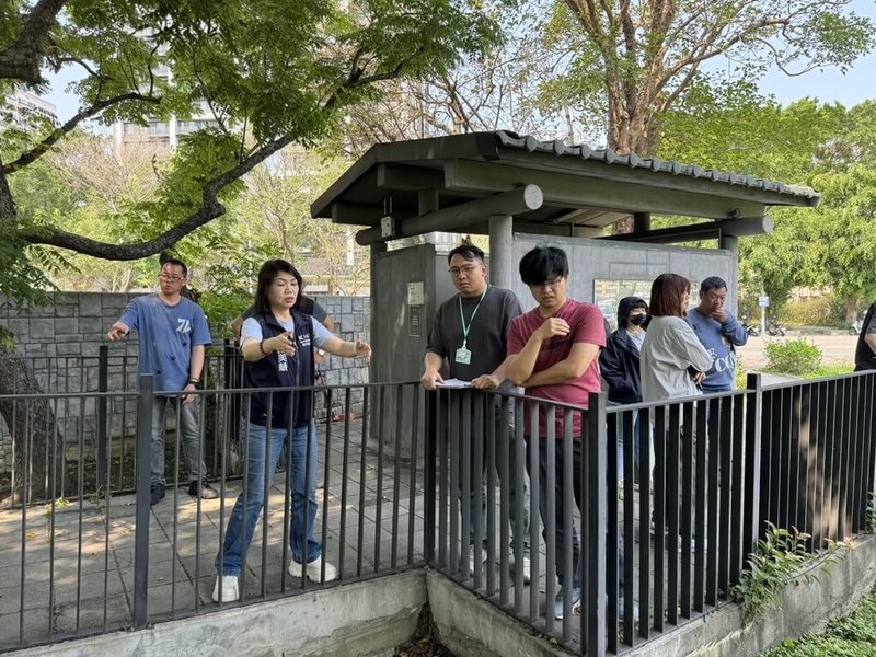 新竹市大湳雅公園的公共廁所老舊且不敷使用，新竹市政府採納國民黨市議員黃美慧（前左1）建議後，投入經費更新優化，預計9月底完工。（黃美慧提供）中央社記者魯鋼駿傳真　115年4月21日