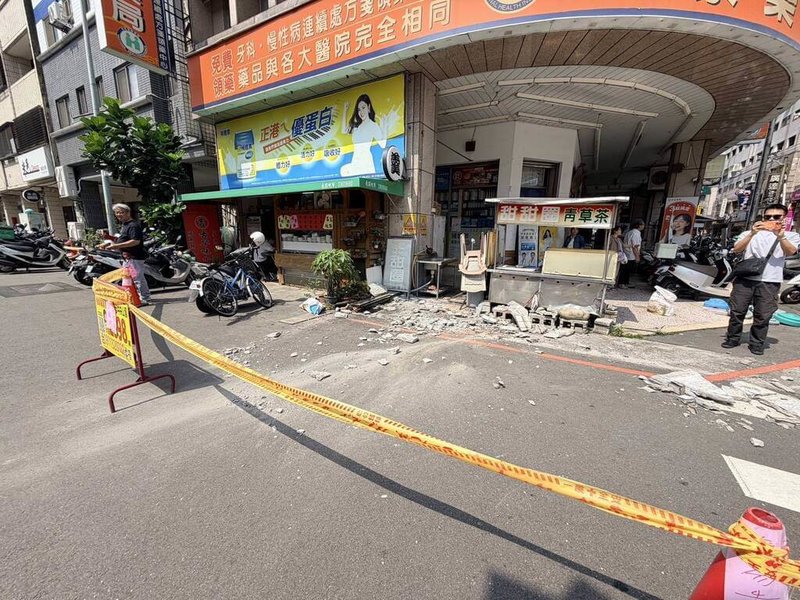 台中市西屯區寶慶街1棟大樓21日下午發生磁磚脫落事件，台中市政府都市發展局派員前往現勘，張貼警示並拉封鎖線，提醒民眾小心通行。（都發局提供）中央社記者郝雪卿傳真　115年4月21日