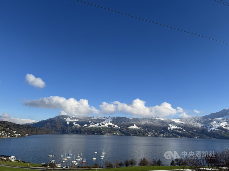 瑞士的朱格州（Kanton Zug）以低稅制吸引國際公司入駐，增加該州的工作機會與稅收。匈牙利寡頭洛林茨．梅薩羅斯（Lőrinc Mészáros）是該國最富有的企業家之一，其商業版圖也跨至瑞士朱格州。中央社記者郭芳君蘇黎世攝  115年4月21日