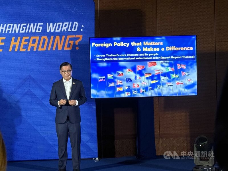 希哈薩21日前往緬甸，預計將與新任總統敏昂萊會面，他20日與國際媒體見面時表示，泰國不會放棄東協的「5點共識」，但也得面對緬甸已舉行選舉的現實，將以務實的方式發展雙邊關係並推動對話。中央社記者李宗憲曼谷攝　115年4月21日