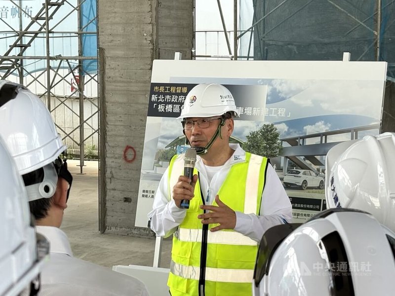 新北市長侯友宜21日視察信義國小地下停車場工程，並表示，該停車場規劃興建地下3層，完工後將增259格汽車位，希望能在115年11月完工。中央社記者曹亞沿攝　115年4月21日