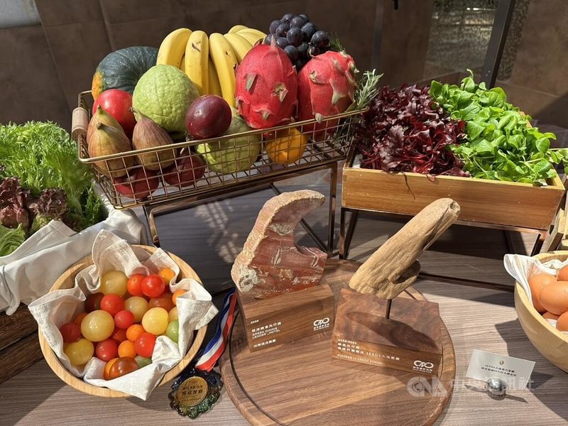 高雄洲際酒店近日宣布全方位永續會議專案，活動中不使用桌布、瓶裝水、紙張等，結合低碳行動、健康管理與綠色餐飲，將商務會議轉化為具體永續實踐，即日起開放預訂，提供半日及全日會議方案。中央社記者林巧璉攝　115年4月21日