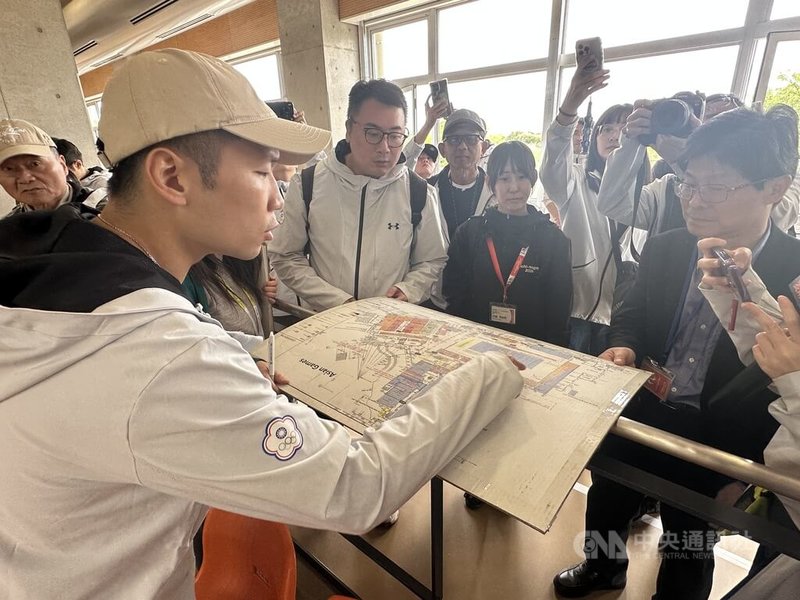名古屋亞運參訪團21日到羽球場地一宮市綜合體育館勘查，從羽球選手退役的運動部長李洋（左）提出相關疑問。中央社記者黎建忠攝　115年4月21日