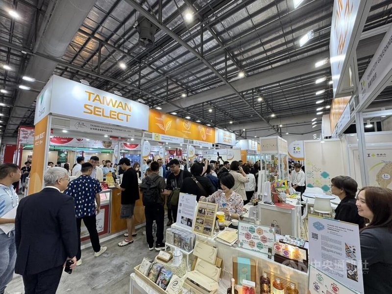 新加坡國際食品展21日登場，貿協設立台灣館精選台灣食品與飲品品牌參展。中央社記者吳昇鴻新加坡攝　115年4月21日